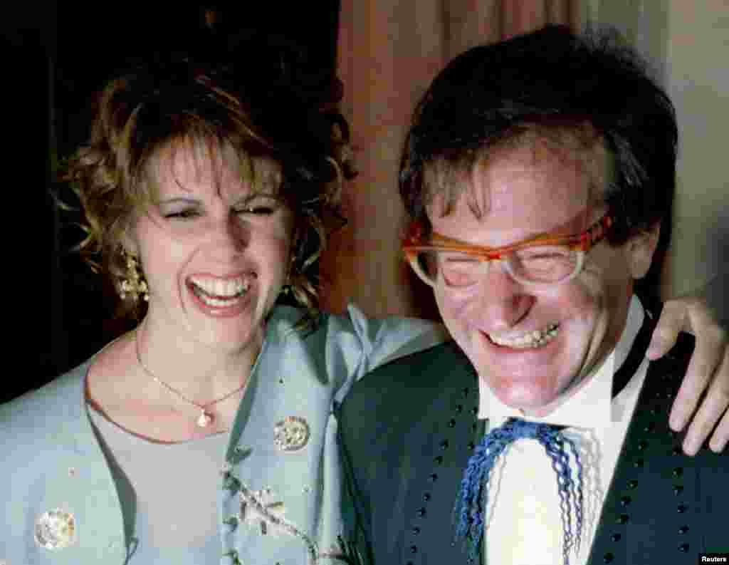 Actress Pam Dawber (L) shares a laugh with actor Robin Williams before the annual American Museum of the Moving Image Tribute dinner, Feb. 23, 1995, in New York.