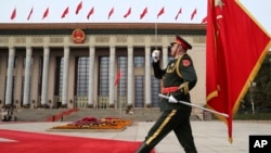 资料照：中国军队仪仗队在北京人大会堂前举行欢迎美国总统特朗普访华的仪式。（2017年11月9日）