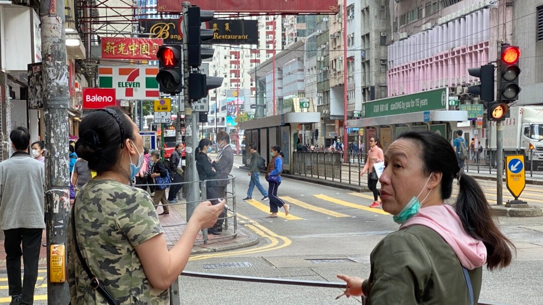 爆發武漢肺炎群聚感染的北角美輪大廈附近，仍然有市民除下口罩在行人路邊抽煙。(美國之音湯惠芸)