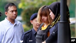 Nghi can Đoàn Thị Huong (thứ nhì từ phải) và Siti Aisyah được cảnh sát áp giải khỏi tòa ở Sepang, Malaysia, hôm 1/3/2017. 