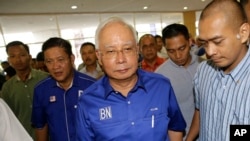 Defeated Malaysian Prime Minister Najib Razak walks before giving a press conference in Kuala Lumpur, Malaysia, Thursday, May 10, 2018. (AP Photo/Aaron Favila)