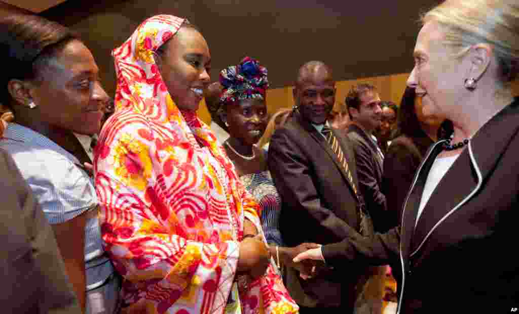 Bà Clinton bắt tay nhân viên Đại sứ quán Mỹ ở Dakar, 1 tháng 8, 2012.