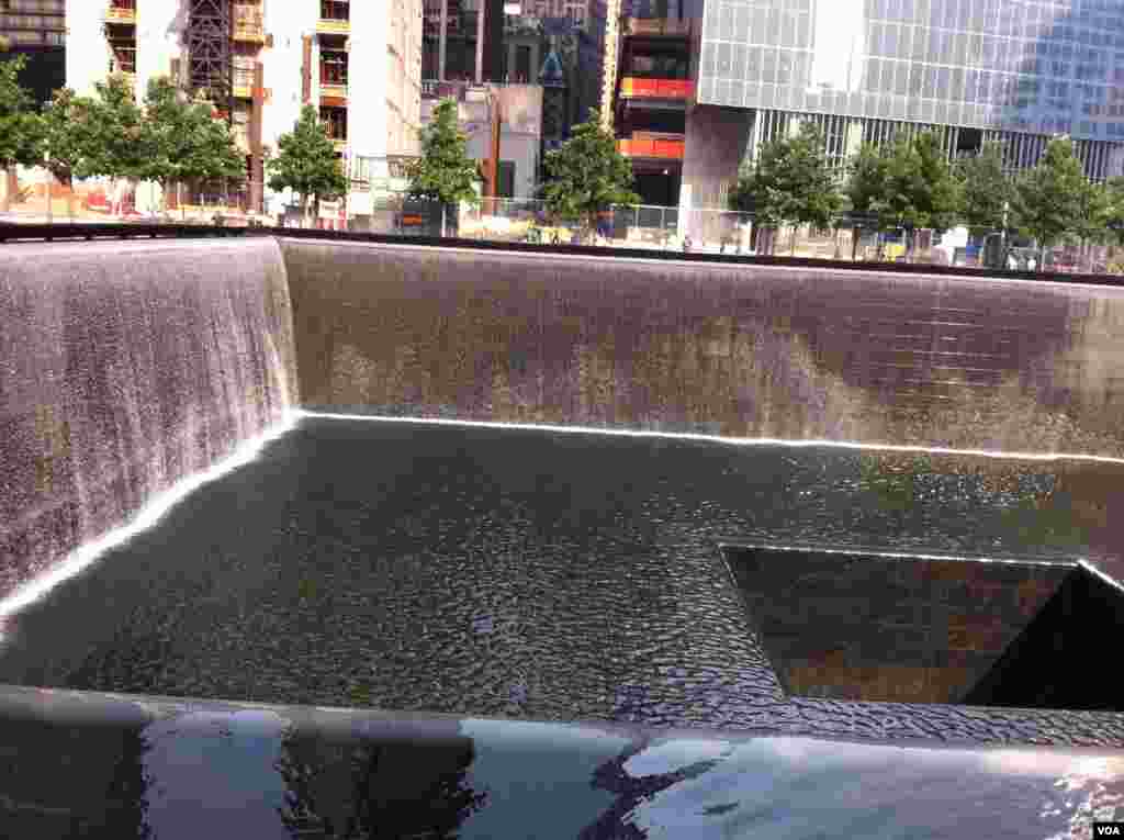 Đài tưởng niệm những người đã bỏ mạng ngày 11/9/2001 tại thành phố New York. (Ảnh: VOA / Sandra Lemaire)