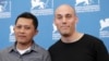 Adi Rukun (kiri) dan sutradara Joshua Oppenheimer dalam sesi foto untuk film 'The Look of Silence' di Venesia, Italia (28/8).