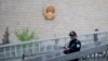 资料照：警察在中国最高人民法院外巡逻。