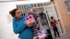 Una migrante centroamericana y su hijo son devueltos a México para esperar su audiencia en una corte de inmigración que decidirá su petición de asilo en EE.UU. Ciudad Juárez, Mx. diciembre 23 de 2019. Reuters/José Luis González.