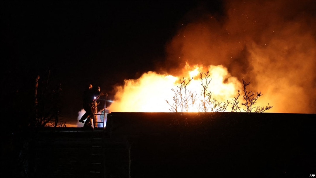 Vatrogasci gase požar posle ruskog napada novom raketom na ukrajinski grad Dnjepar (Foto: Handout / State Emergency Service of Ukraine / AFP) 