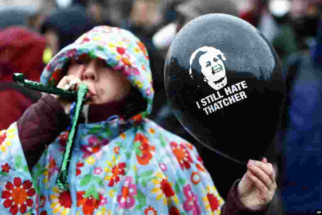 Những người biểu tình chống đối cựu Thủ tướng Anh Thatcher tụ tập tại Quảng trường Trafalgar, trung tâm London, ngày thứ Bảy 13 tháng 4, 2013.