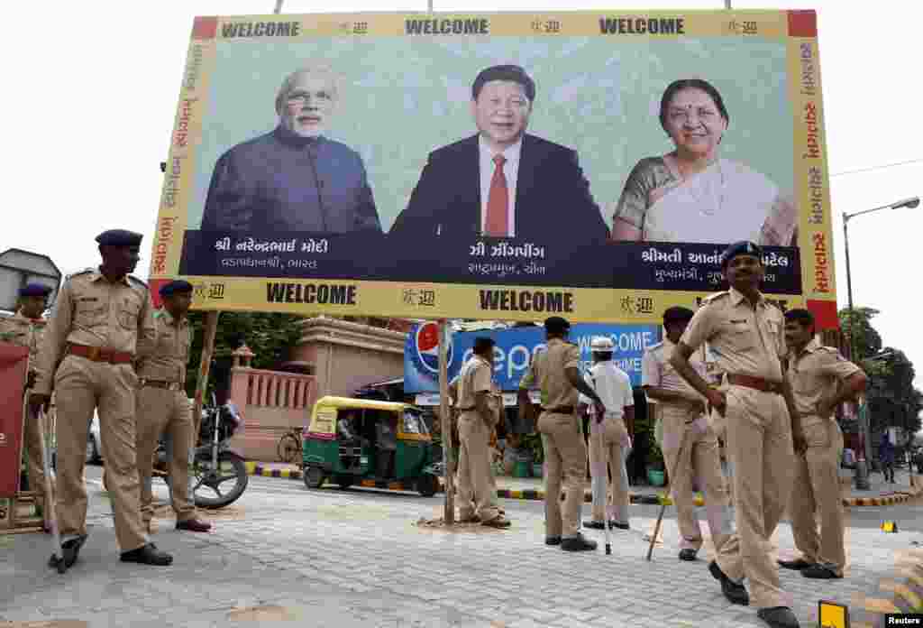 Cảnh sát canh gác trước hình ảnh Thủ tướng Ấn Độ Narendra Modi và Chủ tịch Trung Quốc Tập Cận Bình tại bang Gujarat, ngày 16/9/2014.