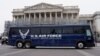 Un autobús de la Fuerza Aérea de EE.UU. que iba llevar a la presidenta de la Cámara de Representantes, Nancy Pelosi, y una delegación a un vuelo a Bélgica y Afganistán, espera frente a la Cámara de Representantes luego que el presidente Trump negó el uso de un avión militar. 