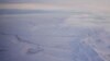 ARCHIVO - Se ve la zona de la llanura costera cubierta de nieve del Refugio Nacional de Vida Silvestre del Ártico, con la Cordillera Brooks a la derecha, el lunes 14 de octubre de 2024, cerca de Kaktovik, Alaska. AP