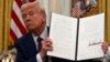 El presidente Donald Trump muestra una orden ejecutiva firmada relacionada con la IA en la Oficina Oval de la Casa Blanca, el 23 de enero de 2025, en Washington.