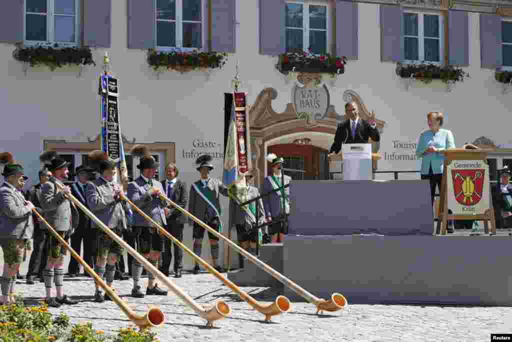Người chơi kèn Alpenhorn tại làng Bavarian của Kruen chào đón Tổng thống Obama và Thủ tướng Đức, ngày 7/6/2015.