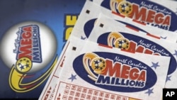 En esta foto de archivo, un ticket de Mega Millions en un mostrador en un centro de viajes Pilot cerca de Burlington, Carolina del Norte. Sin que un ganador haya acertado en tres meses, la lotería estadounidense ha alcanzado un premio mayor de 654 millones de dólares.