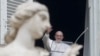 El papa Francisco saluda desde la ventana de su estudio a los peregrinos reunidos en la Plaza de San Pedro, en Roma, el domingo 20 de enero de 2019, para la oración del Angelus al mediodía.