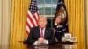 El presidente Trump ordenó el miércoles que se detenga la ayuda federal para incendios en California. 