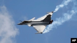 Phản lực cơ Rafale trong một buổi trình diễn ở sân bay Le Bourget, Pháp, 19/6/2015.