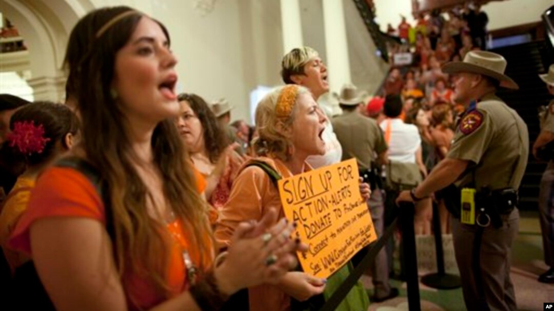 Defensores del aborto llenaron el Capitolio desde horas antes de la votación para protestar contra el proyecto de ley.