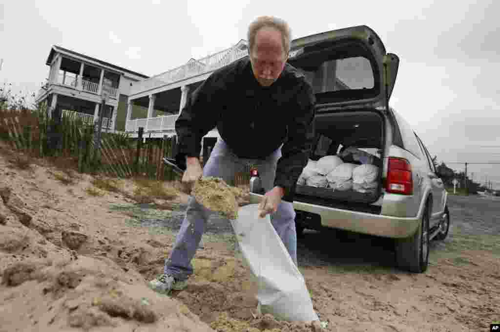Ông Mike Strobel chuẩn bị các bao cát trước trận bão Sandy tại Fenwick Island, Delaware, ngày 28/10/2012.