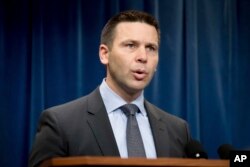 El comisionado interino de Aduanas y Protección Fronteriza de los EE. UU., Kevin McAleenan, habla en la sede de Aduanas y Protección Fronteriza de EE. UU. en Washington, el 31 de enero de 2017, para analizar la implementación operativa de las órdenes ejecutivas del presidente.