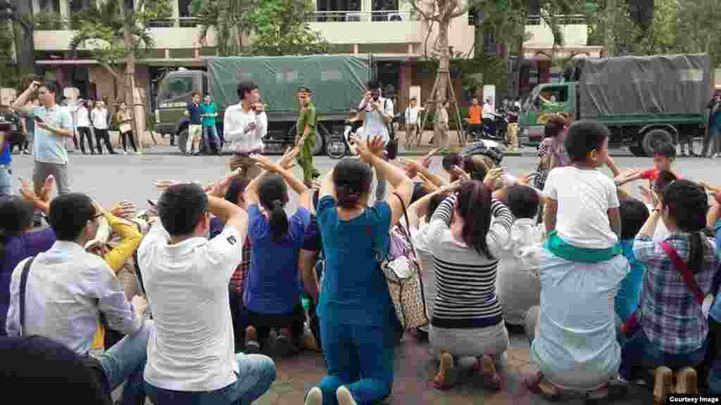 Người biểu tình ngồi toạ kháng trước Uỷ ban Nhân dân Hà Nội, ngày 8/5/2016. 