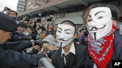 Dân Hong Kong thân dân chủ, đeo mặt nạ của nhóm Anonymous, xô xát với cảnh sát trong một cuộc biểu tình phản đối chính phủ Trung Quốc can thiệp vào cuộc bầu cử ở Hong Kong