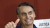 En esta foto del 7 de octubre de 2018, se ve al entonces candidato Jair Bolsonaro en una mesa electoral en Río de Janeiro, Brasil.