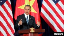 Tổng thống Mỹ Barack Obama phát biểu trong cuộc họp báo tại Hà Nội ngày 23/5/2016. Tổng thống Mỹ cũng lưu ý việc bán các mặt hàng quân sự cho Việt Nam sẽ được xem xét về tính phù hợp của từng trường hợp một và điều này cũng áp dụng ngay cả với các đồng minh của Mỹ.