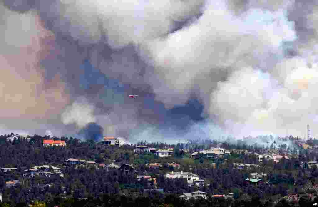 Khói bốc lên từ một đám cháy rừng gần Colorado Springs, Colorado, hôm 24-6-2012.
