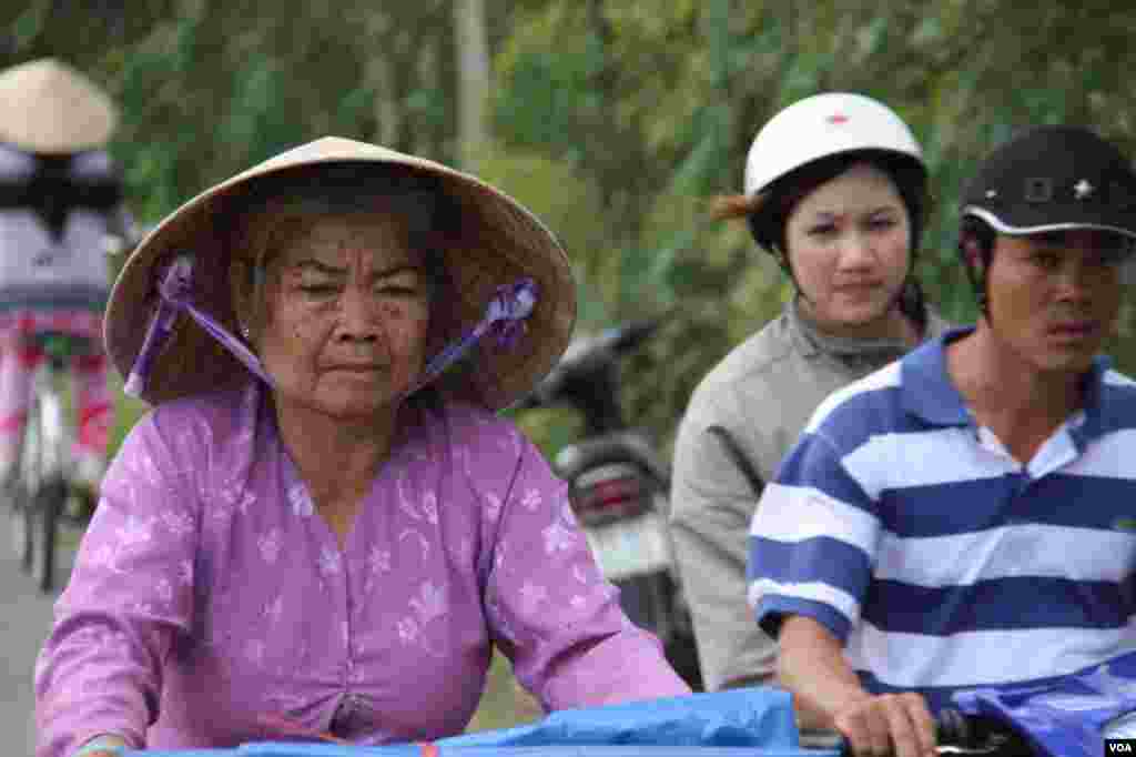 Bà cụ Tiền Giang vẫn còn đạp xe được. 14/9/2012. (D. Schearf/VOA)
