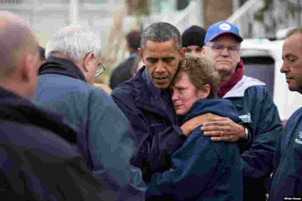 Tổng thống Obama an ủi bà Donna Vanzant trong chuyến đi thị sát thiệt hại sau bão Sandy ở Brigantine, New Jersey, ngày 31/10/2012. (White House/Pete Souza)