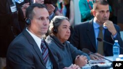 En esta foto de archivo, el disidente cubano José Daniel Ferrer, izquierda, se sienta con la activista cubana LGBT Juana Mora Cedeno, centro, y el activista político cubano Antonio Rodiles, derecha, durante una reunión con el presidente Barack Obama.