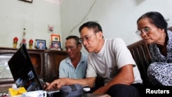 85% người sử dụng internet dùng trang mạng để theo dõi tin tức, 77% để xem email, 71% để lướt web, 69% để làm việc và học tập, và 66% để giải trí.
