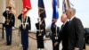 El secretario de Defensa de EE.UU., Jim Mattis (izq.), recibe al vicepresidente Mike Pence en el Pentágono, el 19 de diciembre de 2018.