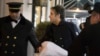 Michael Cohen llega a su casa el jueves 17 de enero en Nueva York. Cohen fue condenado a tres años de prisión tras declararse culpable de delitos impositivos, fraude bancario y violaciones a las leyes de campaña. 