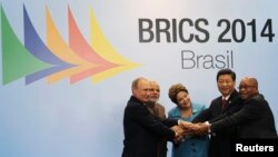 Lãnh đạo năm nước trong khối BRICS (từ trái): Tổng thống Nga Putin, Thủ tướng Ấn Ðộ Narendra Modi, Tổng thống Brazil Dilma Rousseff, Chủ tịch Trung Quốc Tập Cận Bình và Tổng thống Nam Phi Jacob Zuma tại Fortaleza, Brazil, ngày 15/7/2014.