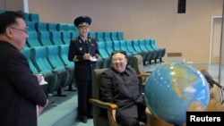 Nhà lãnh đạo Kim Jong-un đang xem xét các ảnh vệ tinh do thám