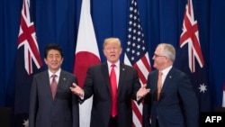 美国总统川普（中）与日本首相安倍晋三和澳大利亚总理特恩布尔在东盟峰会间隙举行三方会谈。（2017年11月13日）