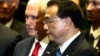 美国副总统彭斯与中国总理李克强在新加坡东盟峰会上交谈。（2018年11月15日）