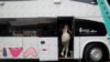 ARCHIVO - Un pasajero aborda un autobús de transporte interprovincial luego de que los manifestantes bloquearan carreteras en medio de violentas protestas en todo el país, tras la destitución y arresto del expresidente Pedro Castillo, en Lima, Perú, el 19 de diciembre de 2022.