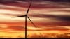 2023年11月29日，美国总统拜登访问全球最大的风塔制造商 CS Wind 之前，在科罗拉多州普韦布洛拍摄的太阳升起和风车的照片。（美联社照片）
