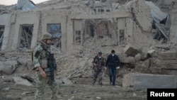 Các lực lượng an ninh Afghanistan và quân đội NATO điều tra hiện trường vụ nổ gần văn phòng tòa lãnh sự Đức ở Mazar-i-Sharif, Afghanistan, ngày 11 tháng 11 năm 2016.