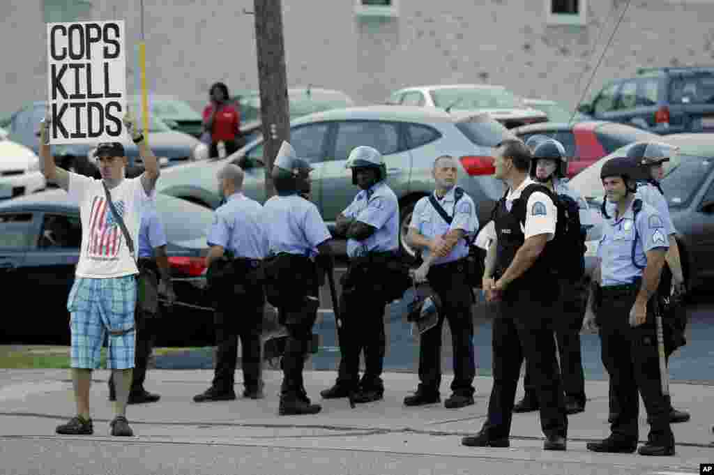 Một người đàn ông biểu tình phản đối cảnh sát bắn chết Michael Brown tại Ferguson, ngày 16/8/2014. 