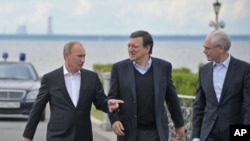 Từ trái: Tổng thống Nga Vladimir Putin, Chủ tịch Ủy ban châu Âu Jose Manuel Barroso, và Chủ tịch Hội đồng châu Âu Herman Van Rompuy tại St.Petersburg, ngày 3/6/2012