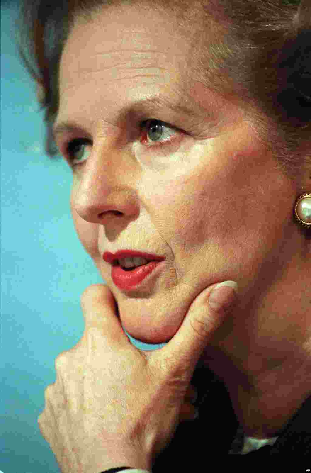 Thủ tướng Thatcher suy nghĩ trước khi trả lời câu hỏi báo chí tại London, ngày 10/6/1987.