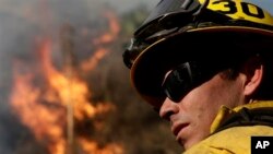 Unos 800 bomberos lucharon arduamente contra las llamas de un incendio al norte de Los Ángeles.