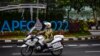 2022年11月16日，一名泰国警察在亚太经合组织（APEC)领导人峰会会场附近巡逻。