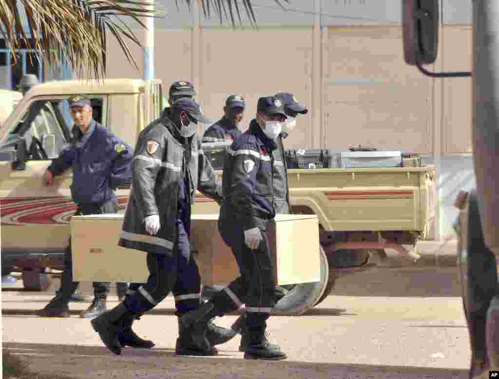 Nhân viên cứu hỏa Algeria khiêng đến nhà xác quan tài của một người bị giết trong vụ bắt giữ con tin ở khu quần thể khí đốt miền đông. (AP)