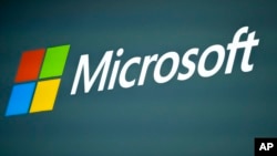 ARCHIVO - El logotipo de Microsoft se muestra en el Congreso Mundial de Móviles 2023 en Barcelona, ​​España, el 2 de marzo de 2023.