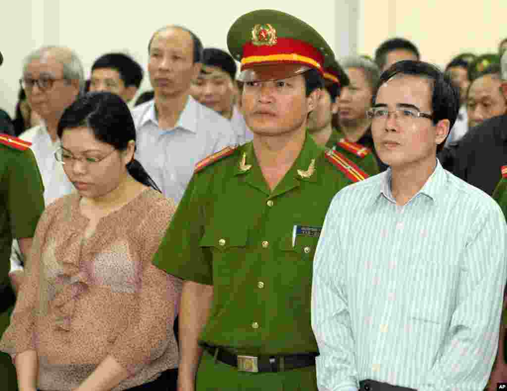Một nhà hoạt động nhân quyền nổi tiếng tại Việt Nam bị tuyên án 2 năm rưỡi tù giam về tội danh ‘trốn thuế’ trong một vụ xét xử bị giới bênh vực nhân quyền chỉ trích là do động cơ chính trị. Luật sư Quân là một trong những tiếng nói khẳng khái chỉ trích nhà nước, lên án bất công xã hội, bênh vực cho công lý và người nghèo. Trước khi bị bắt vào tháng 12 năm ngoái, ông là chủ nhân một trang blog viết về nhân quyền, dân chủ, tự do tôn giáo, và các chủ đề nhạy cảm khác, kể cả vấn đề Biển Đông. Ngay sau phiên xử, tòa đại sứ Hoa Kỳ đã ra thông cáo nói rằng “việc chính quyền Việt Nam viện các điều khoản về thuế vụ để bỏ tù những người chỉ trích chính phủ, hoặc bày tỏ quan điểm chính trị ôn hòa là điều rất đáng quan ngại.”